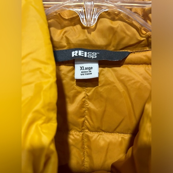 REI Men’s XL 650 Down Puffer Vest 2.0 Desert Sun Yellow NWT Puff - Picture 5 of 7